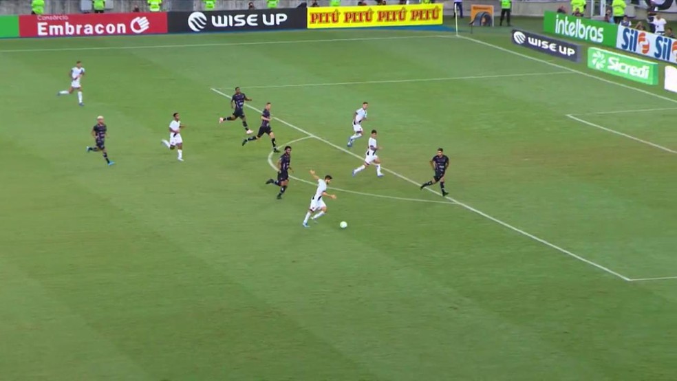 Andrey tinha Cano livre em posição legal, mas preferiu o chute com um rival o acompanhando — Foto: Reprodução