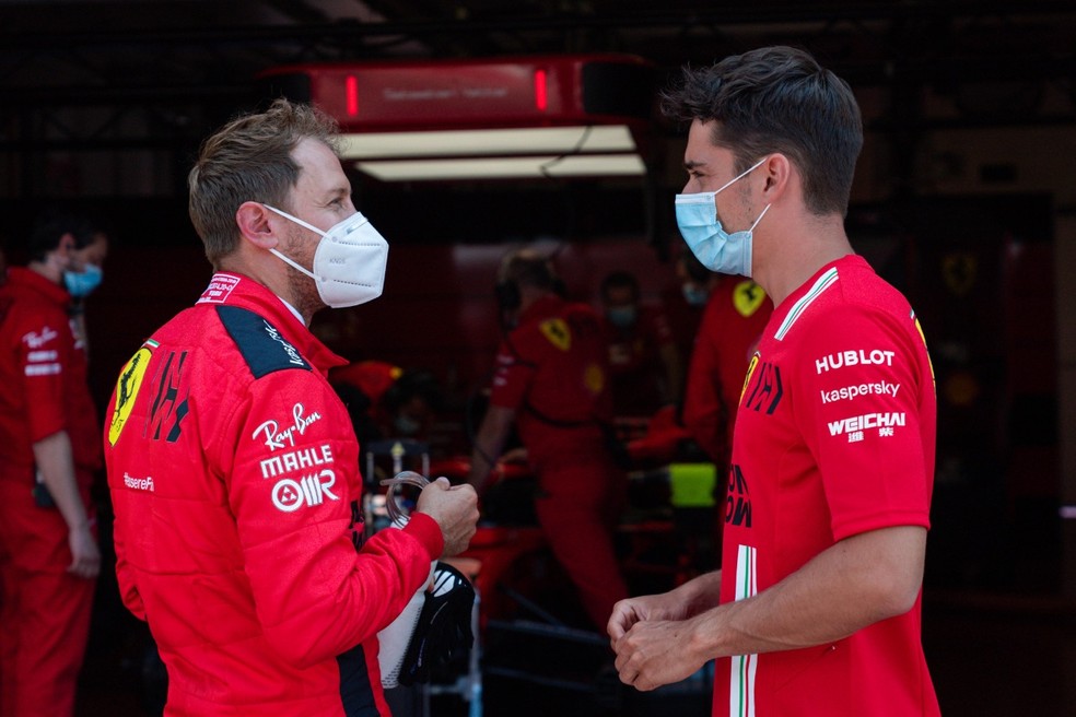 Vettel e Leclerc com máscaras durante teste em Mugello — Foto: Reprodução/rede social