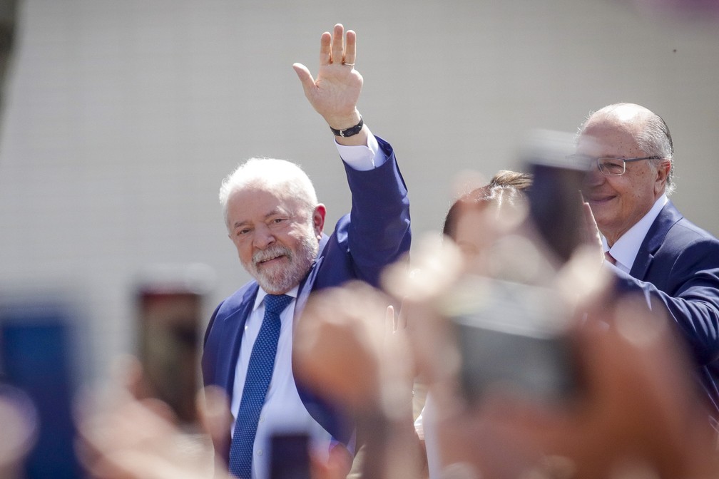 Lula desfila em carro aberto antes da cerimônia de posse, em Brasília, neste domingo (1º) — Foto: Gustavo Moreno/AP