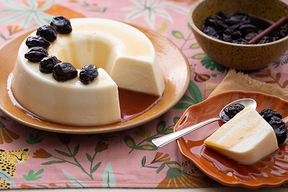 Manjar com calda de ameixa — Foto: Globo