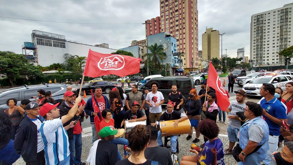 Membros do MTST comemoram em frente à Sala São Paulo — Foto: Rodrigo Rodrigues/g1