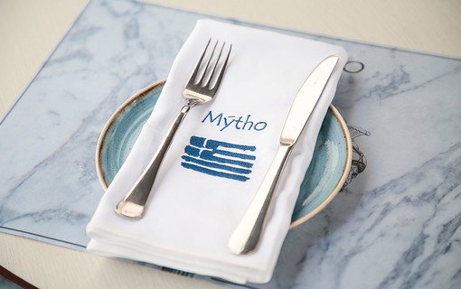 O happy hour rolou no restaurante grego, Mytho