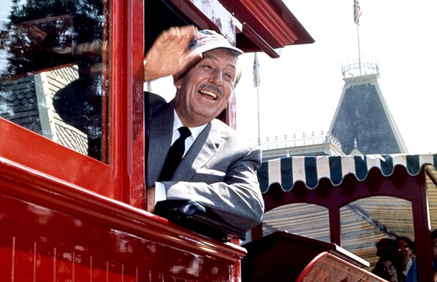 Walt Disney acena para o público do trenzinho na inauguração da Disneylândia, na Califórnia, em 17 de julho de 1955 (Foto: Disneyland.com)