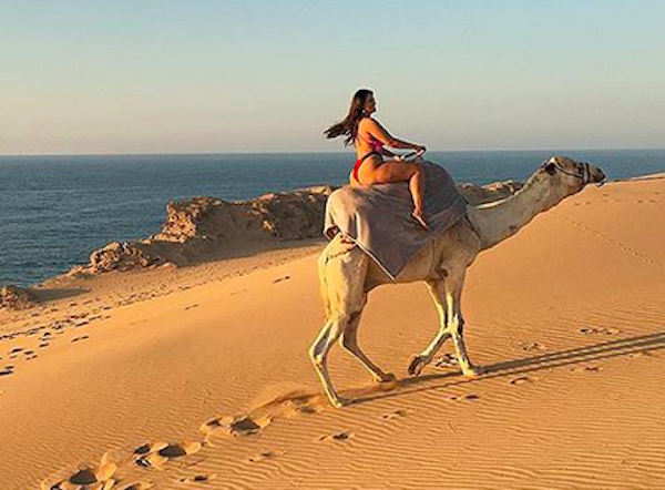 A modelo Ashley Graham no deserto em cima de um camelo (Foto: Instagram)