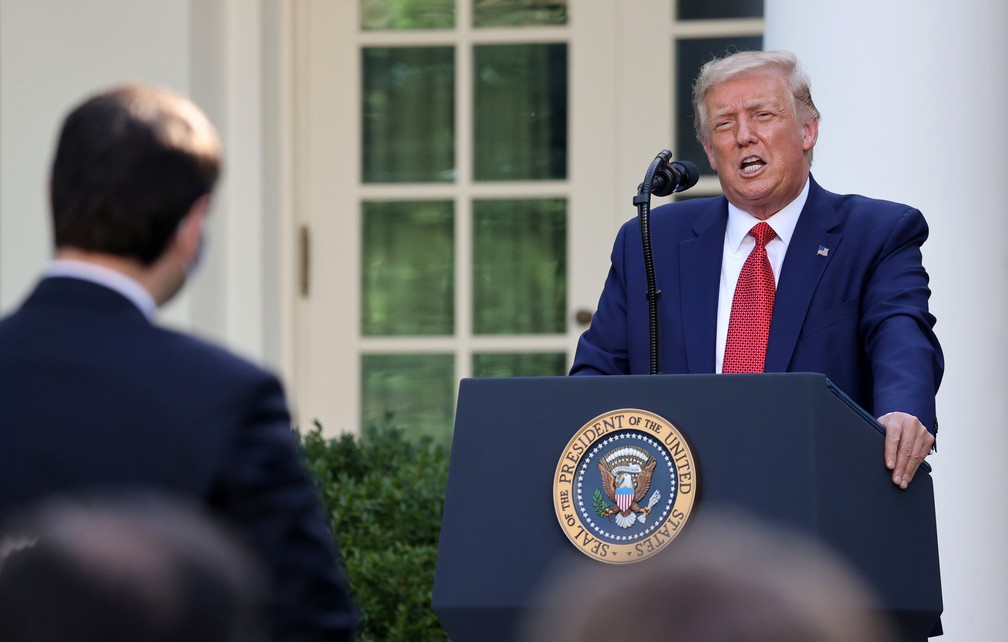 O presidente dos EUA, Donald Trump, fala durante uma coletiva de imprensa na Casa Branca, em Washington, nesta terça-feira (14) — Foto: Jonathan Ernst/Reuters