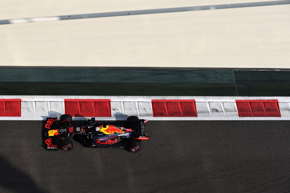 GP de Abu Dhabi: Verstappen lidera terceiro treino com apenas 0s089 separando três primeiros