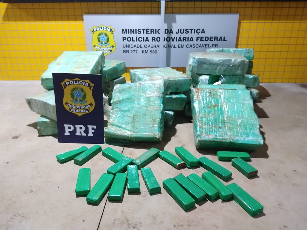Ao todo, foram apreendidos 562 quilos de maconha, conforme a PRF — Foto: PRF/Divulgação