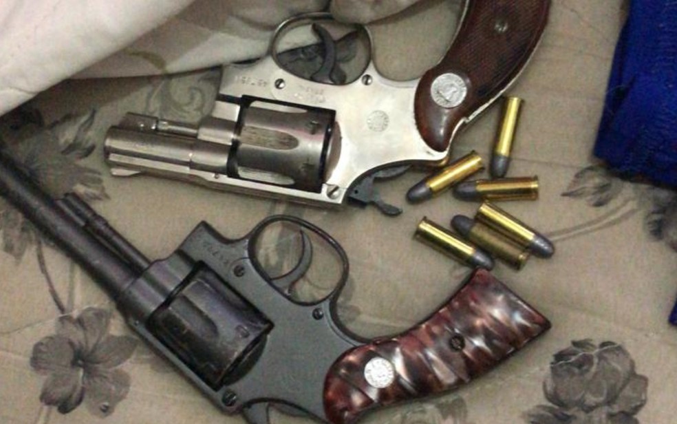 Armas apreendidas com grupo suspeito de matar torcedor do Goiás, em Goiânia — Foto: Polícia Civil/Divulgação