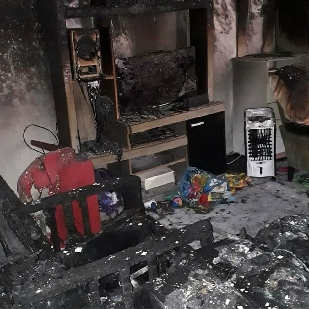 Incêndio causado pelo ex-companheiro destruiu a casa da vítima, em Teresina — Foto: Arquivo pessoal