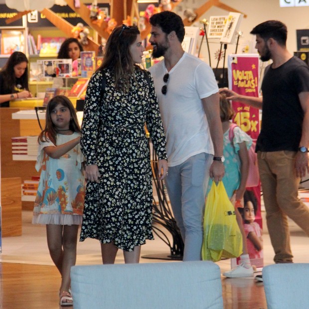 Cauã Reymond: compras com Mariana Goldfarb e Sofia (Foto: AgNews / J Humberto)