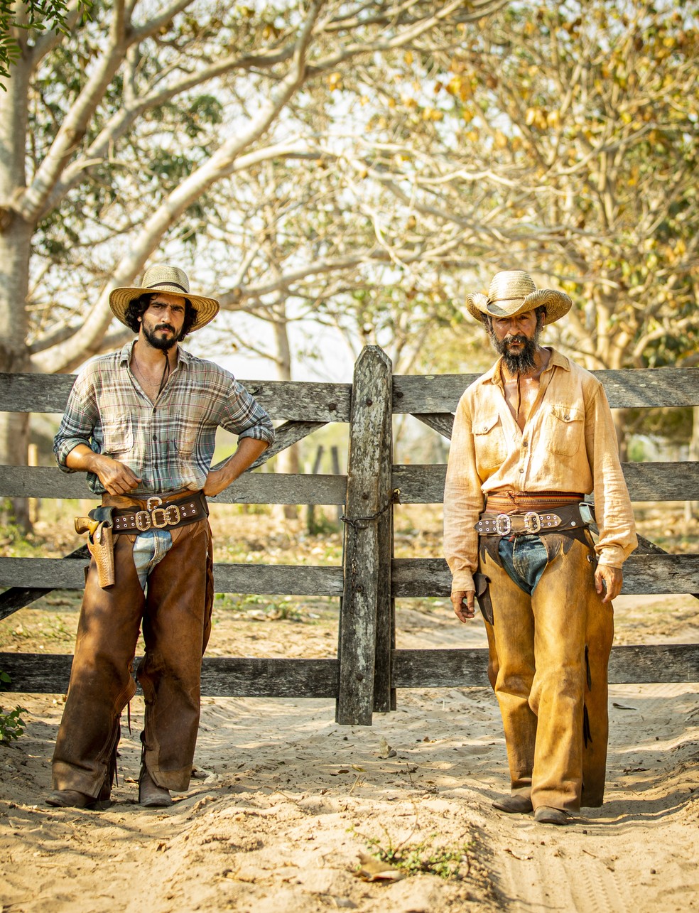 José Leôncio (Renato Góes) é filho de Joventino (Irandhir Santos) em 'Pantanal' — Foto: Globo/João Miguel Júnior