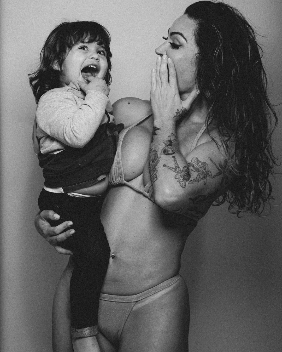 Laura Keller posou para fotos ao lado do filho João Emanuel (Foto: Reprodução/Instagram)