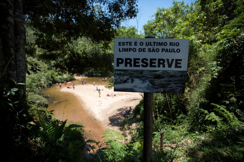 Turistas aproveitam dia de sol nas águas do Rio Capivari, na região de Marsilac, Zona Sul de São Paulo. Cobrança de R$ 10 na entrada permite infraestrutura para prática de esportes (Foto: Marcelo Brandt/G1)