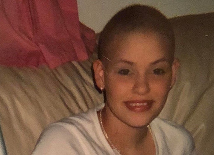 Tracey tinha apenas 18 anos quanto foi diagnosticada com câncer (Foto: Reprodução/Mirror)