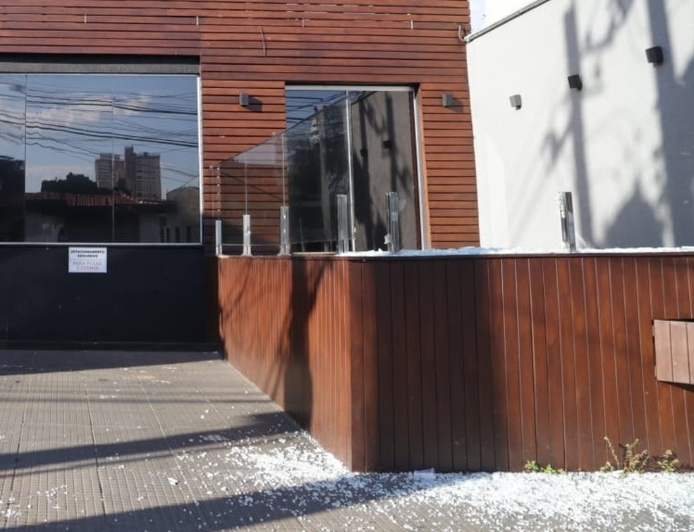 Fachada da tabacaria ficou em estilhaços — Foto: g1