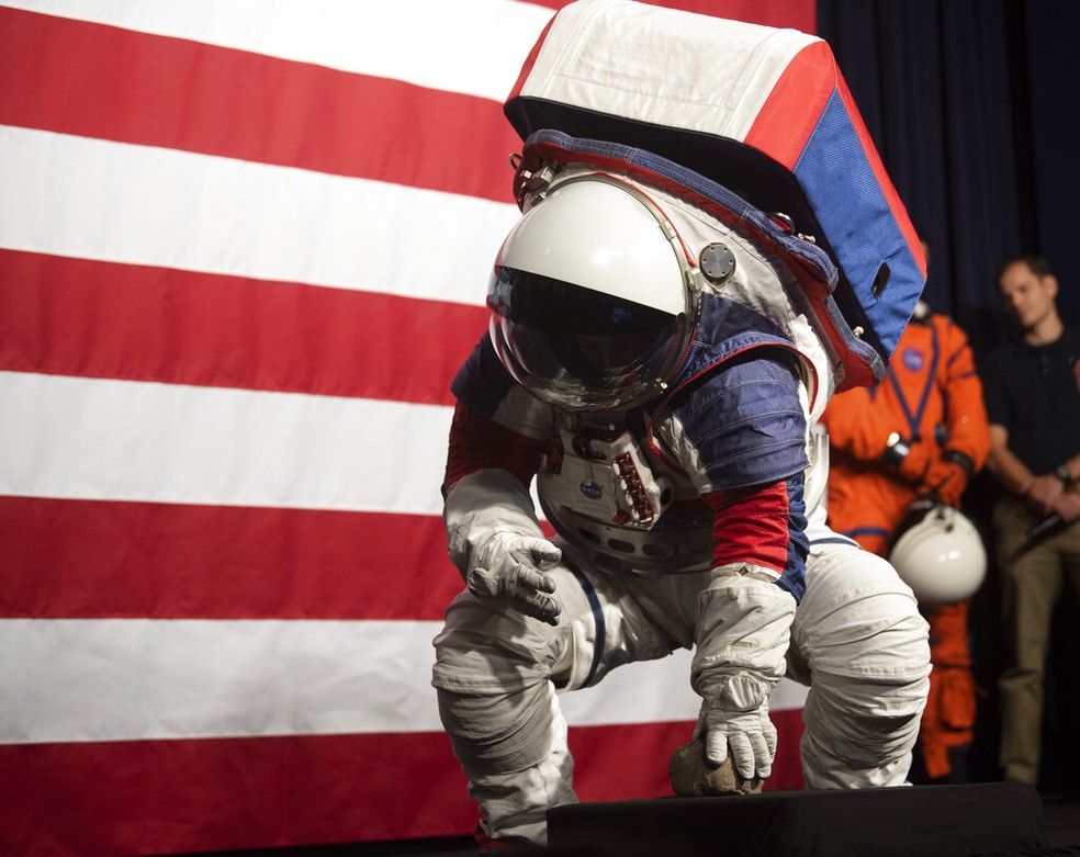 Trajes mais maleáveis facilitam os movimentos dos exploradores espaciais — Foto: Kevin Wolf/AP
