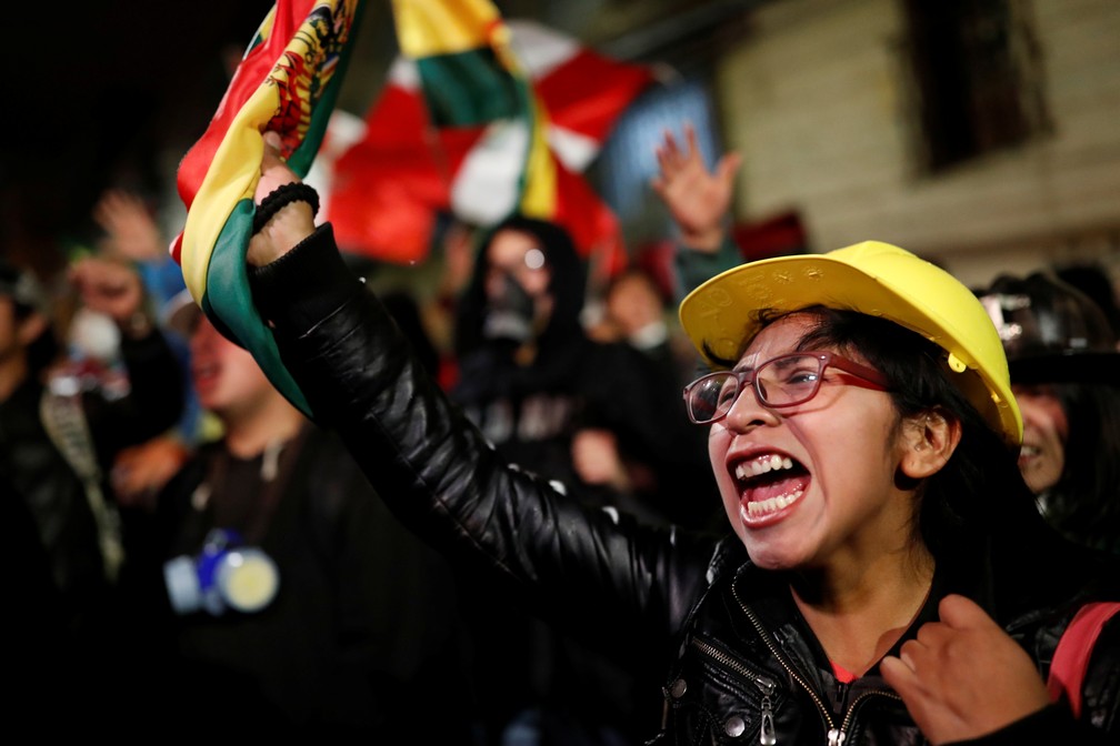 Manifestantes pedem apoio à polícia contra Evo Morales em La Paz, na Bolívia, nesta sexta-feira (8) — Foto: Carlos Garcia Rawlins/Reuters