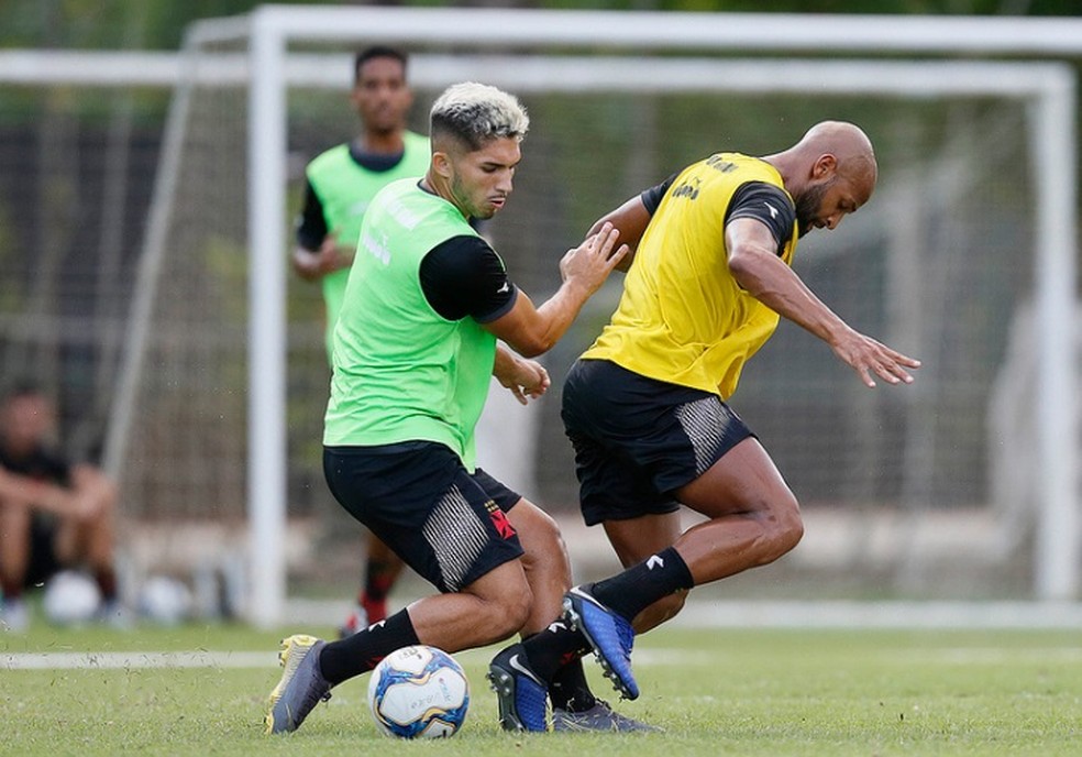 Fellipe Bastos participa de atividade com bola no CT do Almirante — Foto: Rafael Ribeiro/Vasco