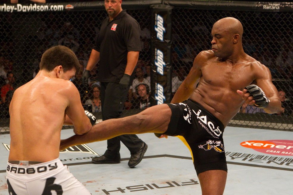 Anderson Silva e Demian Maia lutaram no UFC 112, em 2010 — Foto: Getty Images
