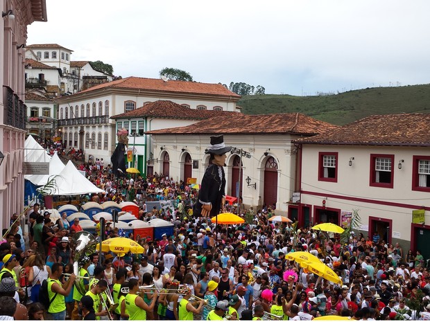 15.02 - Bloco do Mato arrasta multidão em Ouro Preto. (Foto: Thais Pimentel / G1)