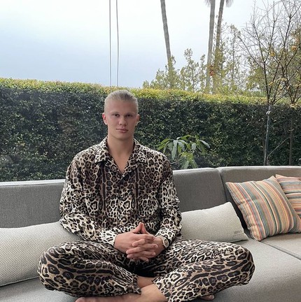 Haaland com uma roupa da marca Dolce & Gabbana — Foto: Reprodução