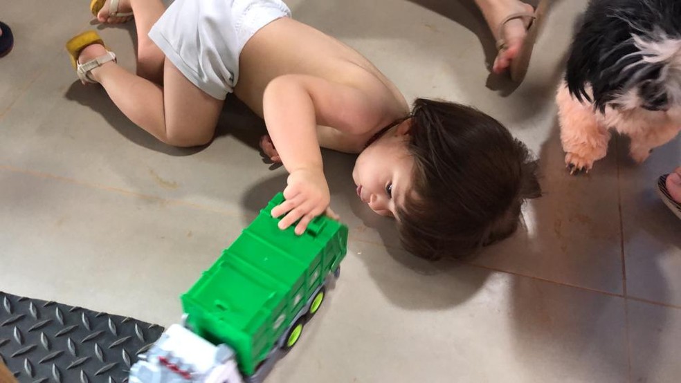 Theo, o menino de 2 anos apaixonado pelo trabalho dos garis, brinca com caminhão de lixo — Foto: Yasmine Marins/ arquivo pessoal