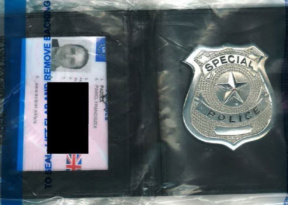 Pazola usou distintivo policial falso — Foto: Metropolitan Police/BBC