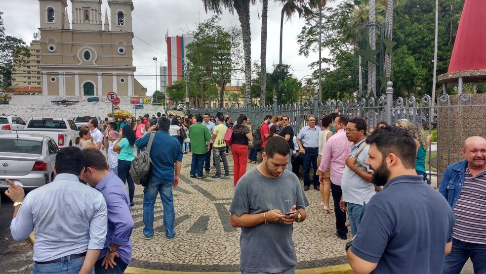 Prédios foram evacuados após tremor  (Foto: João Cunha/G1)