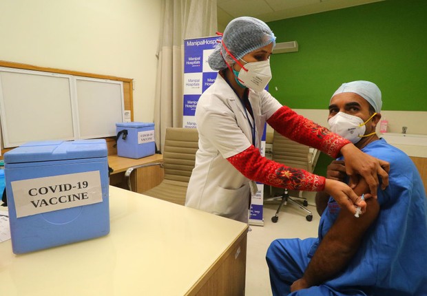 Vacinação em Jaipur, Índia (Foto: Getty Images)