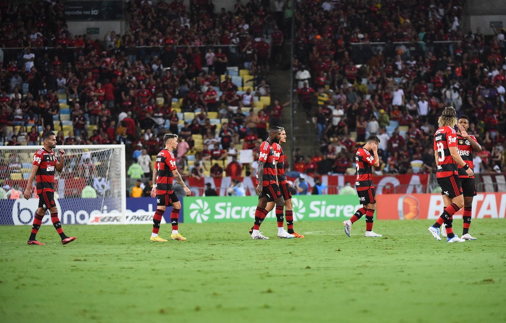 Jogadores do Flamengo cabisbaixos durante a derrota para o Fluminense &mdash; Foto: Andr&eacute; Dur&atilde;o/ge
