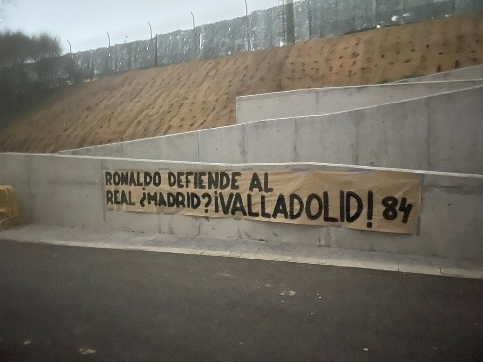 Ronaldo Fenômeno é alvo de protestos por parte da torcida do Valladolid — Foto: Reprodução / Twitter