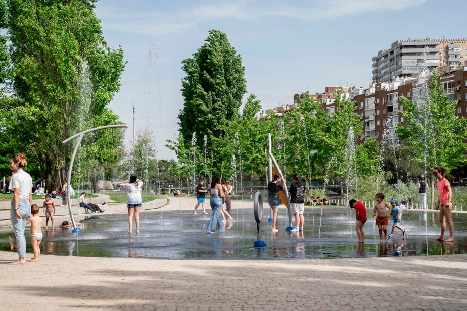 Crianças aproveitam os jatos da praia 'Madrid Rio', aberta com antecedência para refrescar os cidadãos durante onda de calor