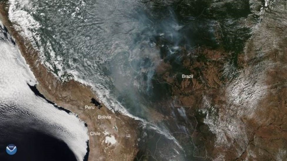 Fumaça no Brasil vista do satélite NOAA-20 em 13 de agosto — Foto: BBC