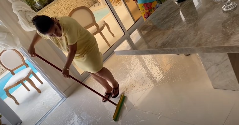 Simone faz faxina na mansão em Fortaleza (Foto: Reprodução/Youtube Simone Mendes)