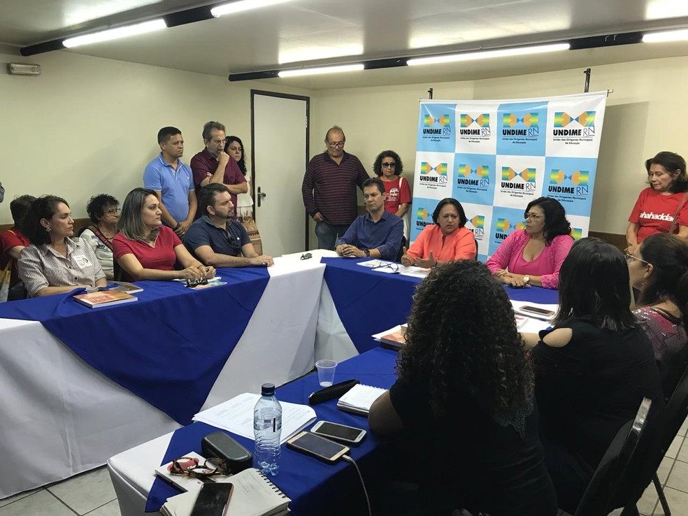 FÃ¡tima Bezerra (PT) se reuniu com representantes da UniÃ£o Nacional de Dirigentes Municipais da EducaÃ§Ã£o â Foto: Julianne Barreto/Inter TV Cabugi