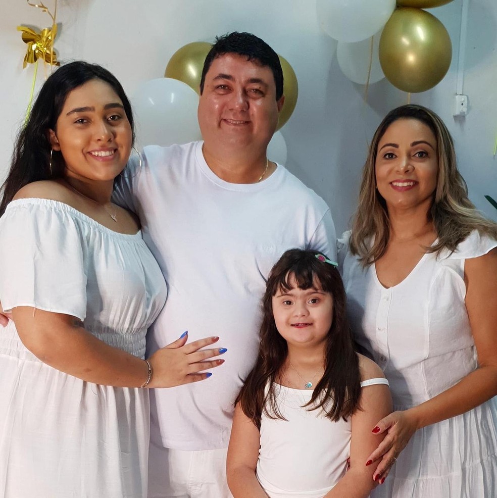 Os pais de Mariana, Vânia e Rogério, e sua irmã, Clara, buscam fazer com que Mariana cresça com independência — Foto: Reprodução/ Vânia Santana