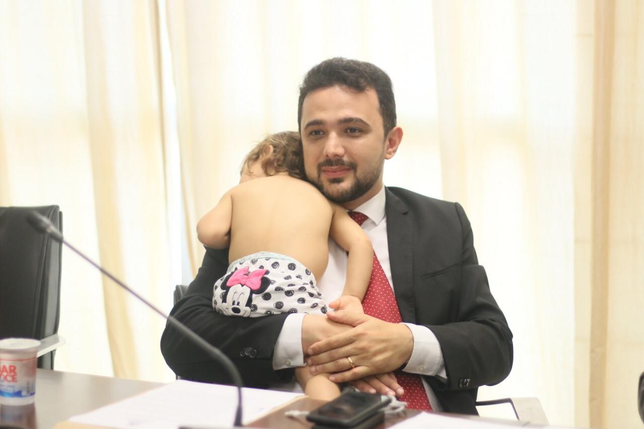 Deputado estadual do Maranhão, Yglésio participa de reunião com filha bebê no colo e viraliza  (Foto: Divulgação/ Raillen Martins)