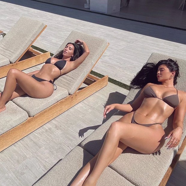 Kim Kardashian aproveita tarde de sol com a irmã (Foto: Reprodução/Instagram)