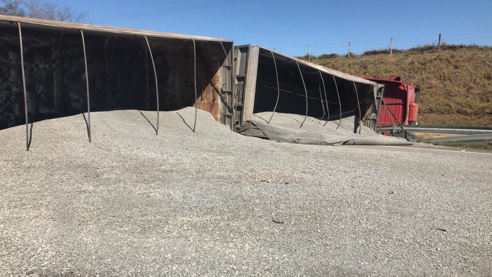 Carga ficou espalhada na rodovia — Foto: Maria Eduarda Carnietto/TV TEM
