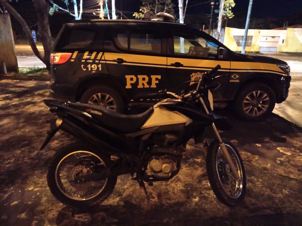 PRF apreende carro e motocicleta com sinais de adulteração na BR-135 — Foto: Divulgação/PRF