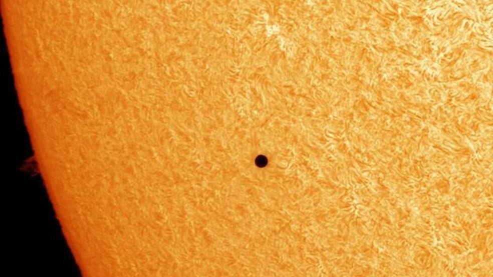 A silhueta de Mercúrio diante do Sol. — Foto: Getty Images