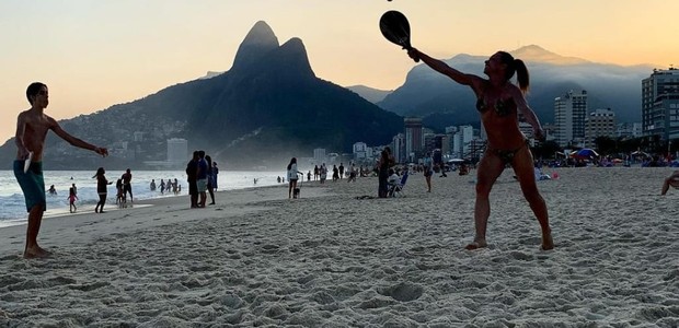 Carla Marins joga frescobol com o filho, Leon, na Praia de Ipanema, no Rio (Foto: Reprodução/Instagram)