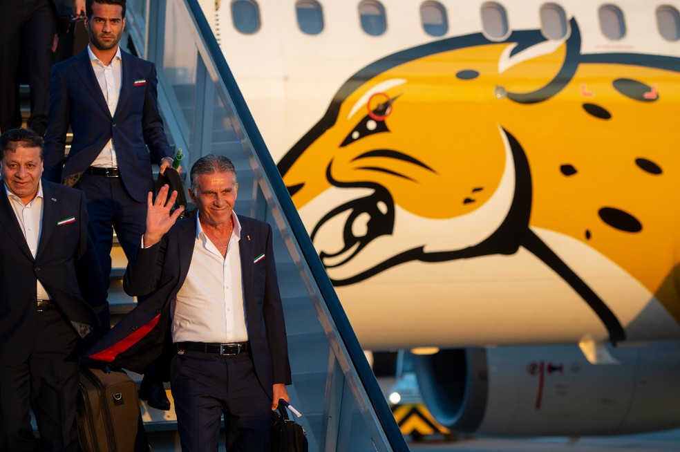 O tÃ©cnico Carlos Queiroz acena para os que foram recepcionar os iranianos (Foto: DivulgaÃ§Ã£o/FIFA)