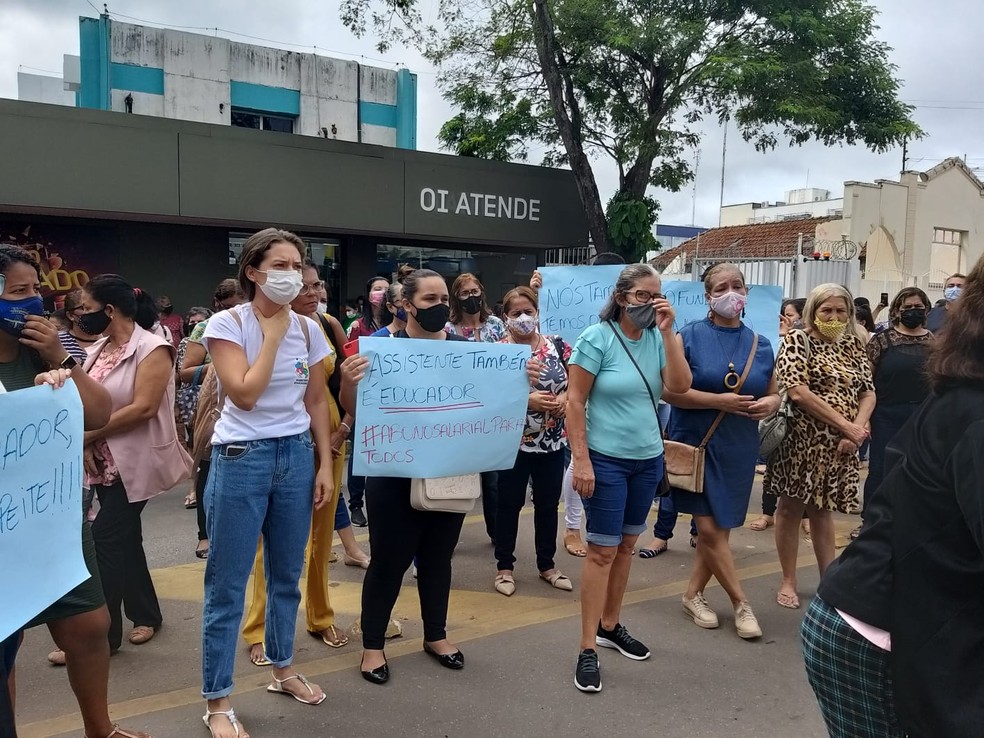Excluídos do benefício, os trabalhadores de apoio e http://ecosdanoticia.net/wp-content/uploads/2023/02/carros-e1528290640439-1.jpgistrativo fizeram protesto — Foto: Eldérico Silva/Rede Amazônica