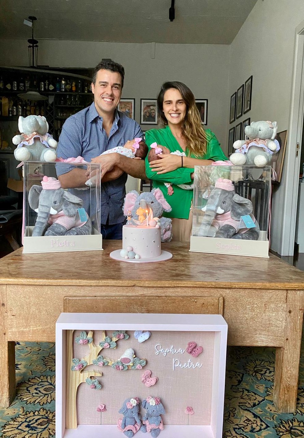 Joaquim Lopes e Marcella comemoram mesversário das gêmeas  — Foto: Arquivo pessoal 