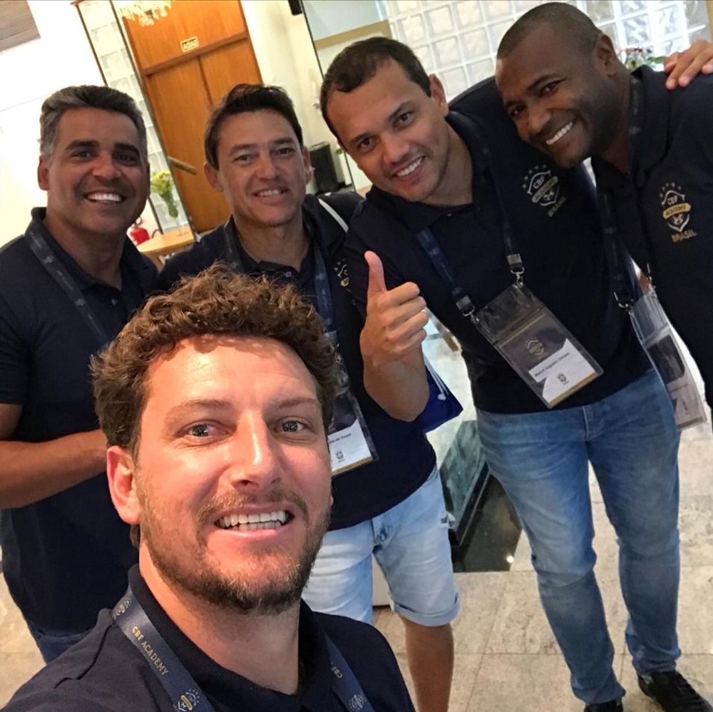 Elano tem carta branca para estágios no Corinthians e Palmeiras