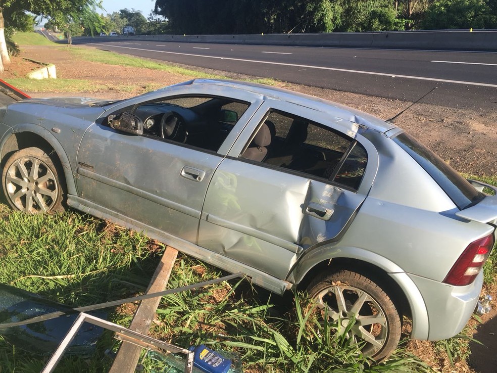 Veículo atingiu uma placa de sinalização na Rodovia Raposo Tavares (SP-270) (Foto: Gabriel Tibaldo/G1)
