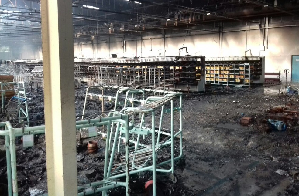 GalpÃ£o do centro de triagem ficou destruÃ­do apÃ³s incÃªndio (Foto: Arquivo pessoal)