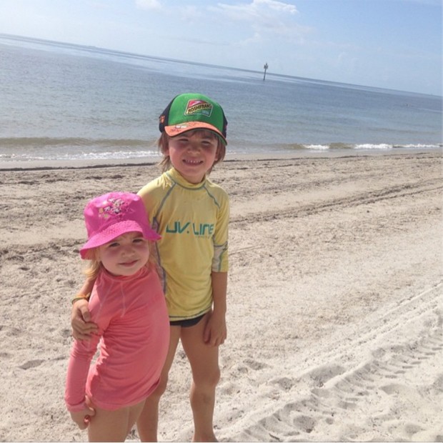 Emerson e Vittoria, filhos de Fittipaldi, se divertem em dia de praia (Foto: Reprodução/Instagram)