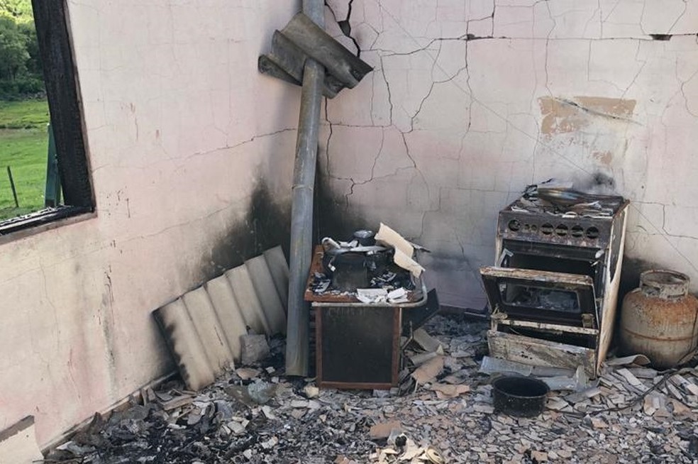 Casa ficou destruída com o incêndio — Foto: Divulgação/Polícia Civil